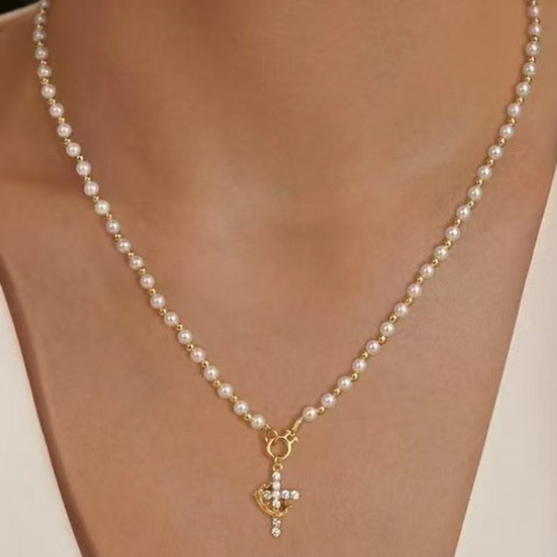 Collar de perlas de dos capas con colgante de cruz – Diseño vintage y minimalista